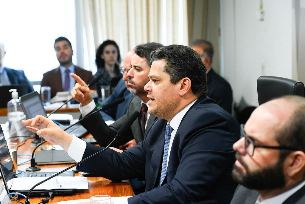 Alcolumbre anuncia afastamento de Eduardo Bueno do Conselho Editorial do Senado