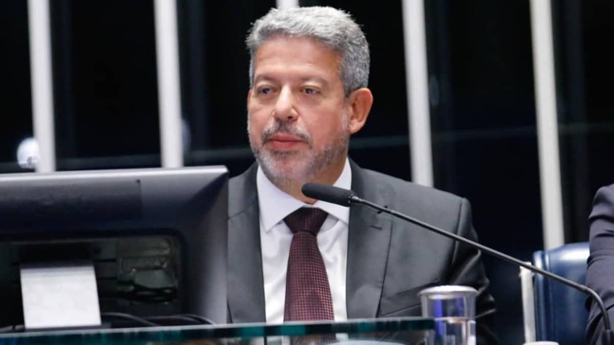 Em recuperação pós cirurgia, Lira desmarca viagem com Lula para a China