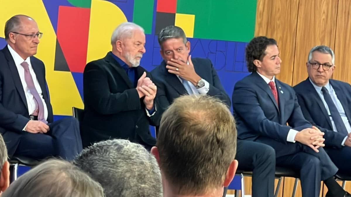 Lula sanciona nova lei do salário mínimo em cerimônia com presença de Lira no Palácio do Planalto