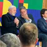 Lula sanciona nova lei do salário mínimo em cerimônia com presença de Lira no Palácio do Planalto