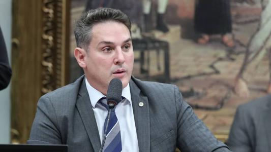 Presidente da CPI do MST ataca deputada do PSOL em bate-boca: "Quer um remédio ou um hambúrguer?".