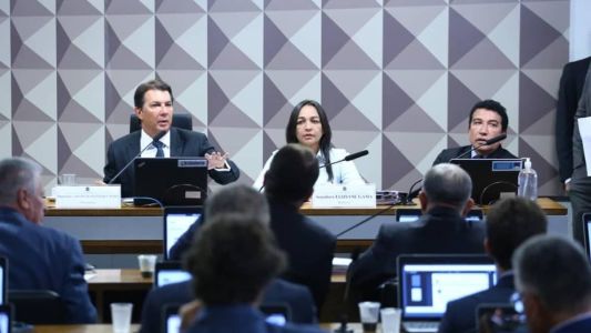 Presidente da CPMI dos Atos Antidemocráticos negou pedido de deputados do PT para incluir apuração sobre caso de joias
