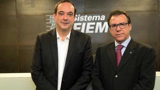 Presidente da Fiemg, Flávio Roscoe (esq.) entregou carta de reivindicações ao ministro do Trabalho, Luiz Marinho