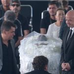 Infantino participa de velório de Pelé em Santos