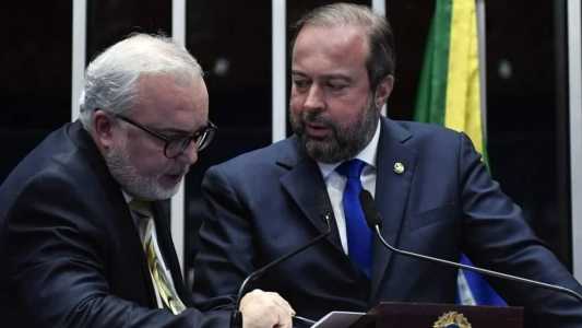 Presidente da Petrobras, Jean Paul Prates (esq) e ministro de Minas e Energia, Alexandre Silveira (dir) travam embate sobre gás