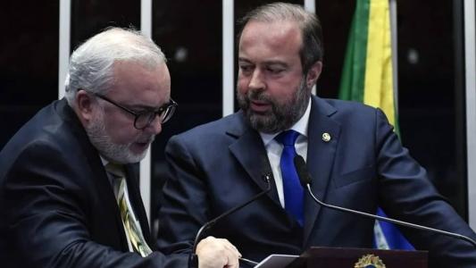 Presidente da Petrobras, Jean Paul Prates (esq) e ministro de Minas e Energia, Alexandre Silveira (dir) travam embate sobre gás
