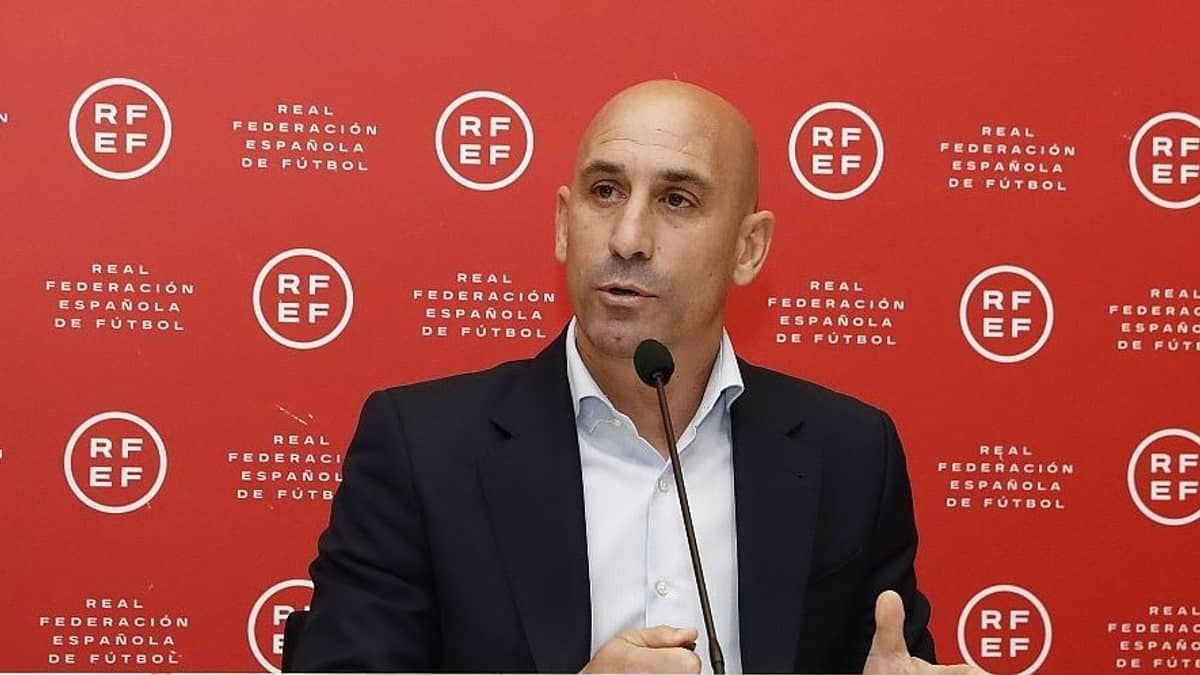 Presidente da Federação Espanhola rebate Tebas, apoia Vini Jr. e assume: 'Temos um problema' 