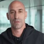 Dirigente é denunciado por violência sexual após beijo em jogadora