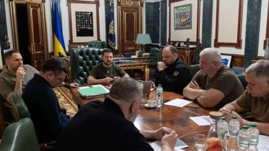 Presidente da Ucrânia se reúne com conselheiros