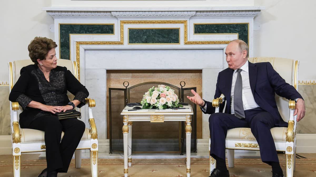 Dilma se reúne com Putin na Rússia e defende transações sem o dólar no banco dos Brics