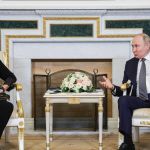 Dilma se reúne com Putin na Rússia e defende transações sem o dólar no banco dos Brics