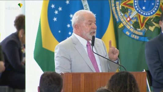 Presidente do Banco Central deve explicações por juros altos ao povo brasileiro, diz Lula em live.