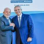 'Não me deixe', diz presidente Argentino ao passar presidência do Mercosul a Lula