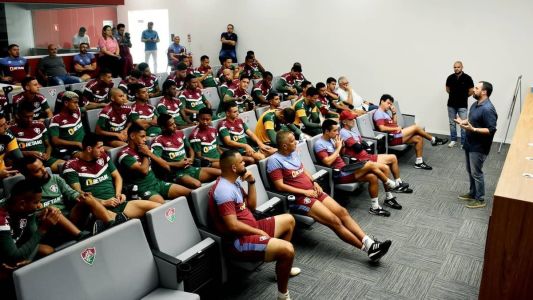 Presidente do Fluminense dá palestra para jogadores
