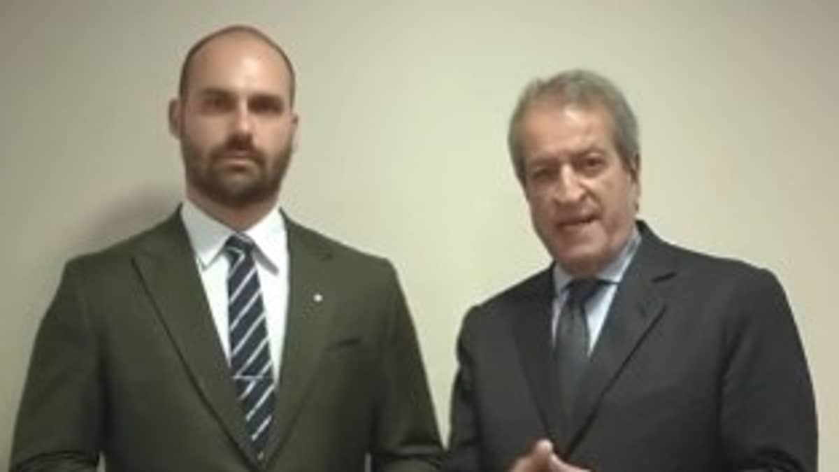 Valdemar grava vídeo ao lado de Eduardo Bolsonaro: 'Qual filho não ficaria indignado?'