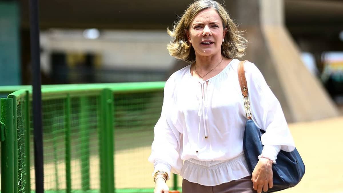 Gleisi Hoffmann, presidente do PT, é internada para investigar obstrução coronária