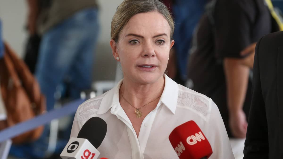 Gleisi Hoffmann defende que Juscelino Filho peça afastamento de ministério do governo Lula