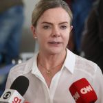 Gleisi Hoffmann defende que Juscelino Filho peça afastamento de ministério do governo Lula