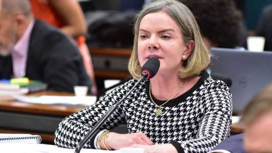 Presidente do PT, Gleisi Hoffmann, criticou o presidente do Banco Central, Roberto Campos Neto, em tuíte nesta sexta-feira (27)