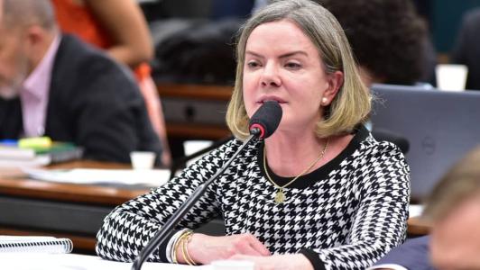 Presidente do PT, Gleisi Hoffmann, criticou o presidente do Banco Central, Roberto Campos Neto, em tuíte nesta sexta-feira (27)
