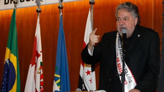 Presidente do São Paulo premia funcionários após título da Copa do Brasil