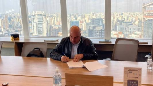 Presidente do Sport, Yuri Romão, assina acordo com a LFF