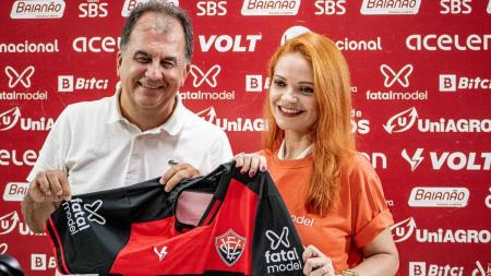 Presidente do Vitória e porta-voz do site posam com a camisa do clube