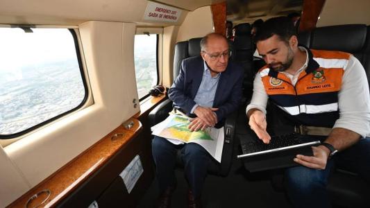 Presidente em exercício Geraldo Alckmin (esq.) e governador Eduardo Leite (dir.) visitam áreas atingidas pelo ciclone neste domingo (10)