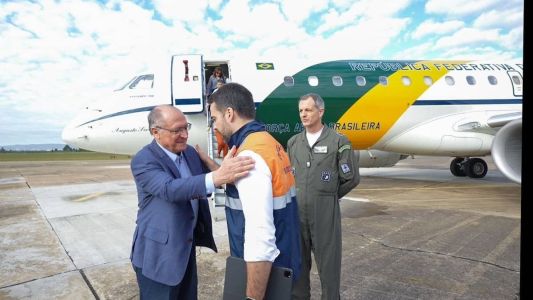 Presidente em exercício, Geraldo Alckmin (PSB), chegou ao Rio Grande do Sul neste domingo (10)