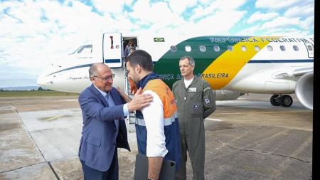 Presidente em exercício, Geraldo Alckmin (PSB), chegou ao Rio Grande do Sul neste domingo (10)