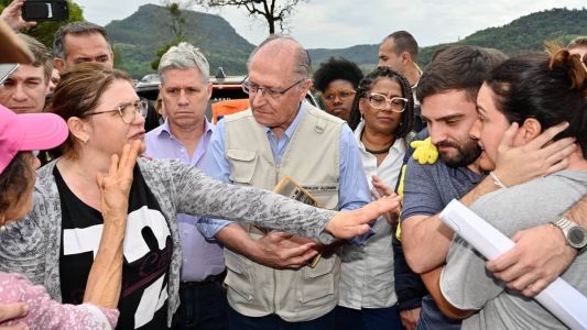 Presidente em exercício Geraldo Alckmin (PSD) visitou cidades destruídas no Rio Grande do Sul neste domingo (10)