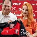 Vitória espalha camisas em pontos turísticos de Salvador para presentear torcedores