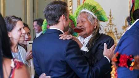 Presidente francês recebeu o líder indígena Raoni