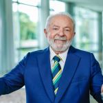 Lula aproveita o domingo sem agenda para plantar árvores na Granja do Torto