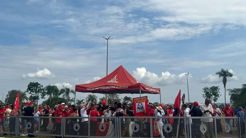 Aniversário de Lula é celebrado por apoiadores em vigília no Palácio da Alvorada
