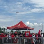 Aniversário de Lula é celebrado por apoiadores em vigília no Palácio da Alvorada