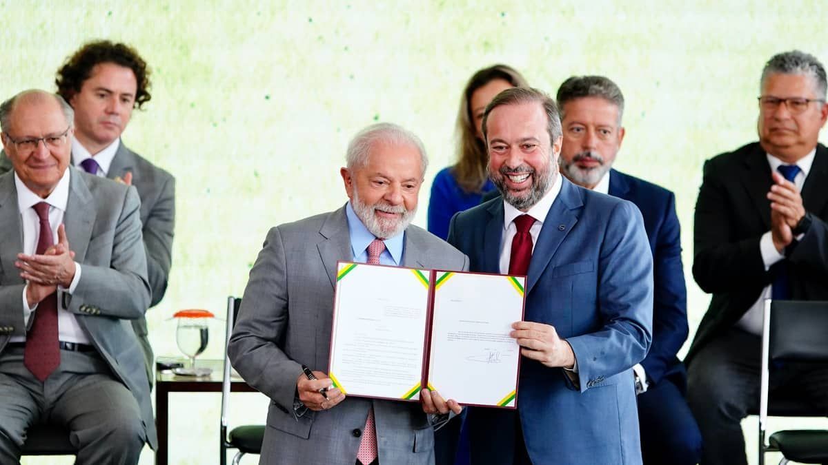Ampliação de uso de biocombustíveis deve reduzir preço da gasolina do Brasil, afirma ministro Alexandre Silveira