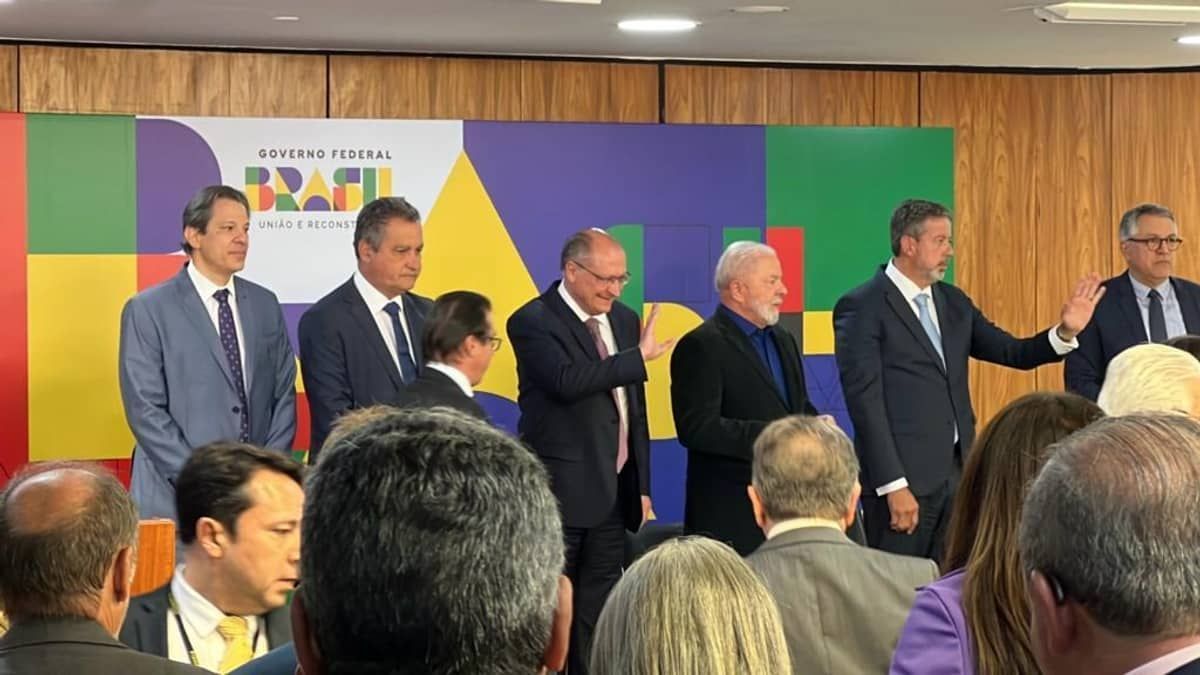 Lula assina MP que taxa fundos dos super-ricos e envia ao Congresso projeto que poderá tributar offshores