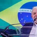 Lula inicia fisioterapia, passa noite estável e caminha pela manhã