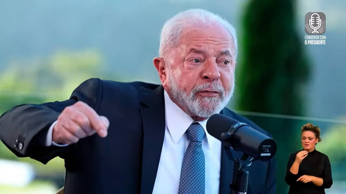 'No meu gabinete ninguém entra com celular, ele fica na portaria', conta Lula em live
