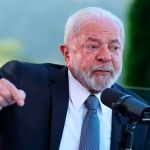 'No meu gabinete ninguém entra com celular, ele fica na portaria', conta Lula em live