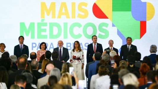 Presidente Lula anunciou o relançamento do programa Mais Médicos e pediu prioridade para médicos brasileiros