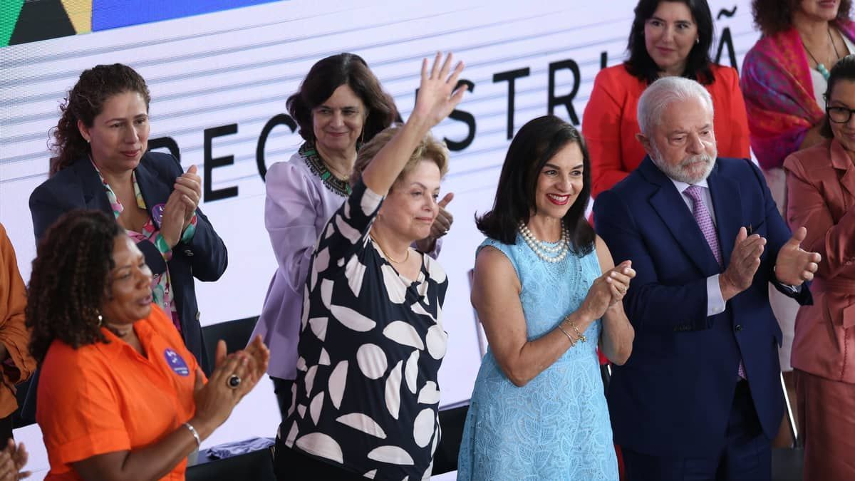 Lula assina PL da igualdade salarial e cita 'golpe em Dilma' como exemplo de retrocesso