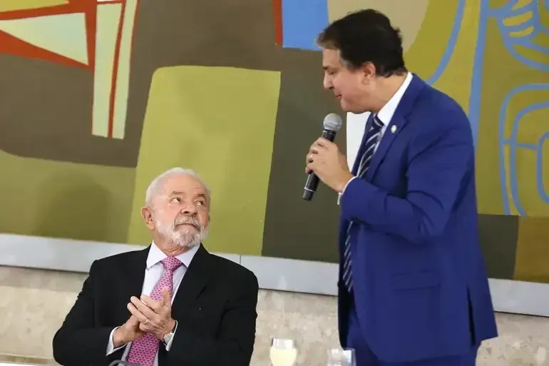 Pé-de-meia: governo amplia benefício para todos os estudantes inscritos no CadÚnico, confirma Lula