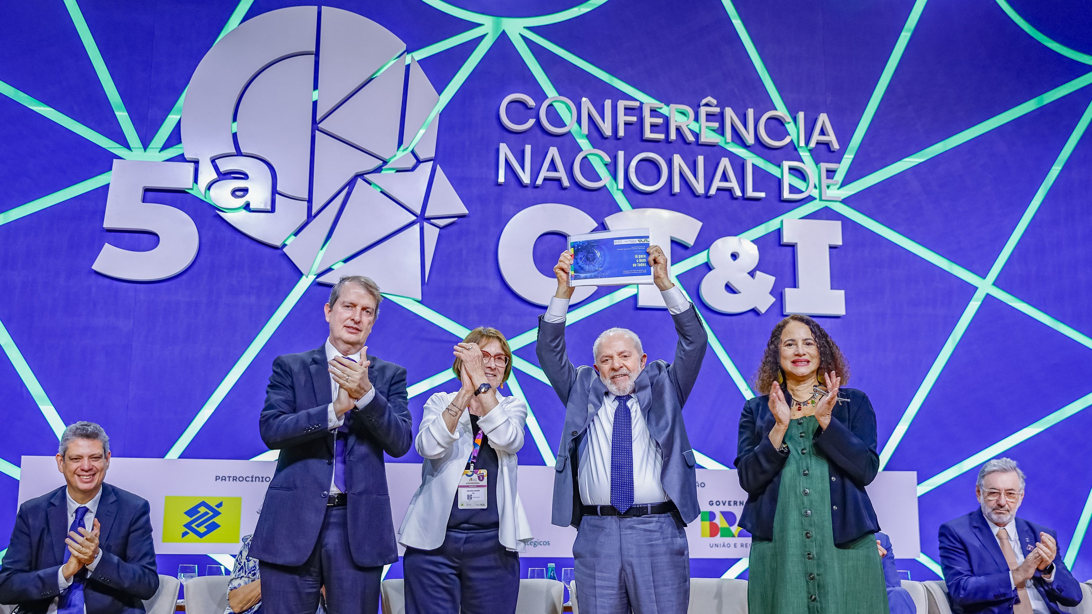Em dia de contenção no Orçamento, Lula diz que vai 'encontrar dinheiro para coisas que são essenciais'