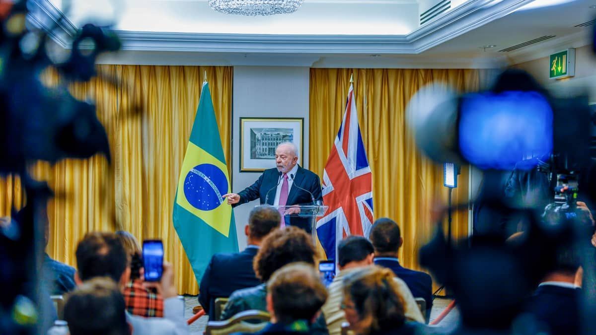 Lula critica prisão de Julian Assange, criador do Wikileaks: 'Uma vergonha'