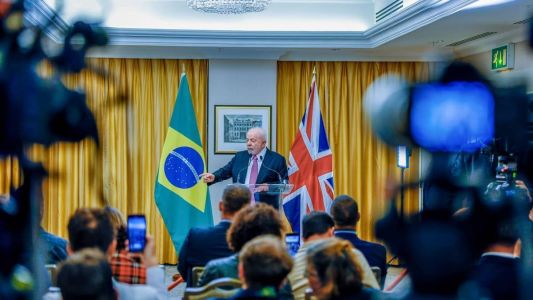 Presidente Lula criticou prisão do ativista Julian Assange: 'Uma vergonha'