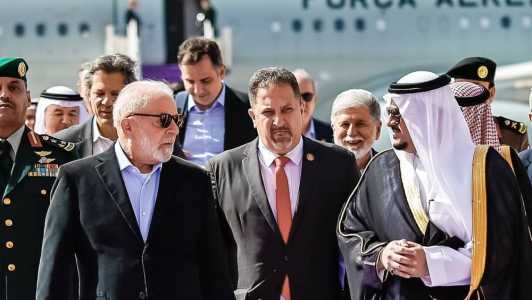 Presidente Lula desembarcou sem a primeira-dama em Riade, na Arábia Saudita