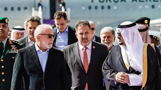 Presidente Lula desembarcou sem a primeira-dama em Riade, na Arábia Saudita