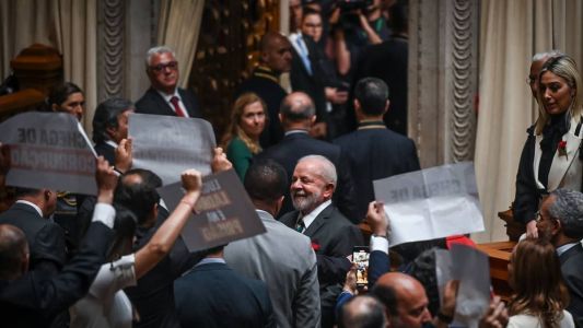 Presidente Lula discursou nesta terça-feira (25) no parlamento português e enfrentou protesto de deputados da ultradireita